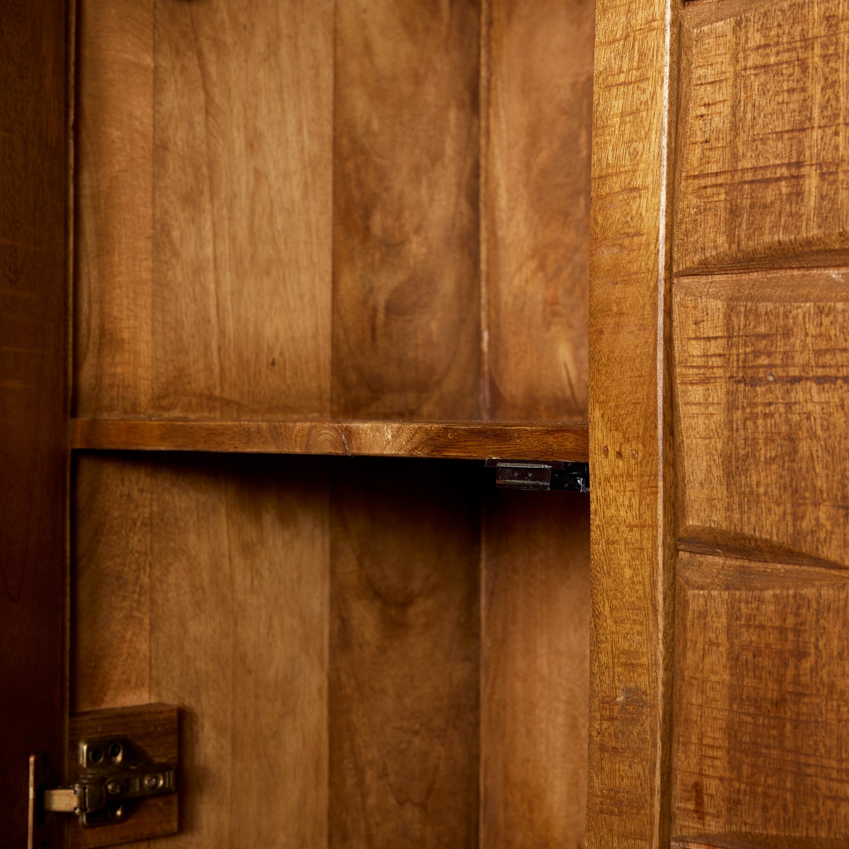 Houten kast met open schapgedeelte achter 2 deuren, bruin hout en zwarte sluiting