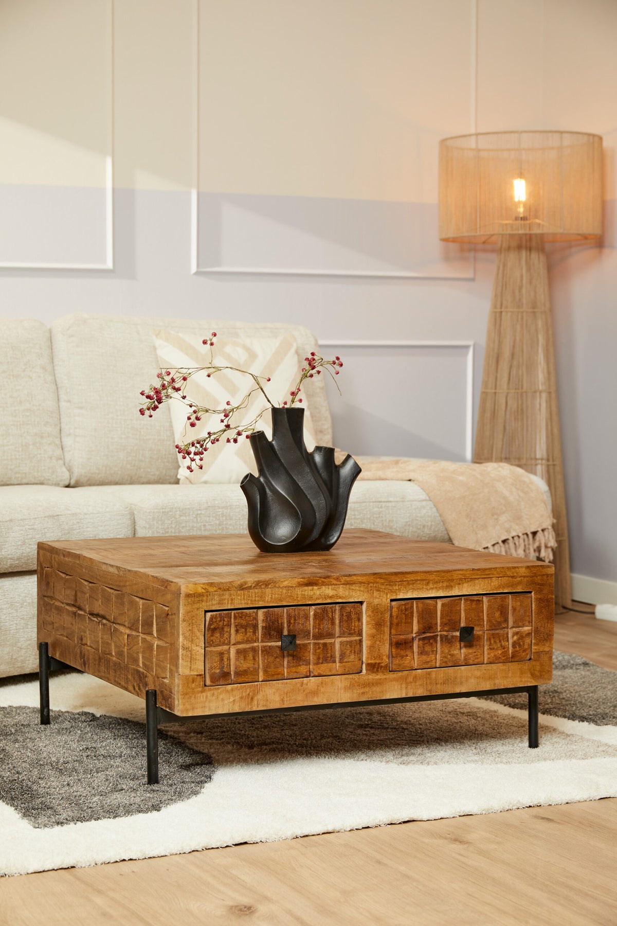 Houten salontafel met twee laden en zwarte pootjes