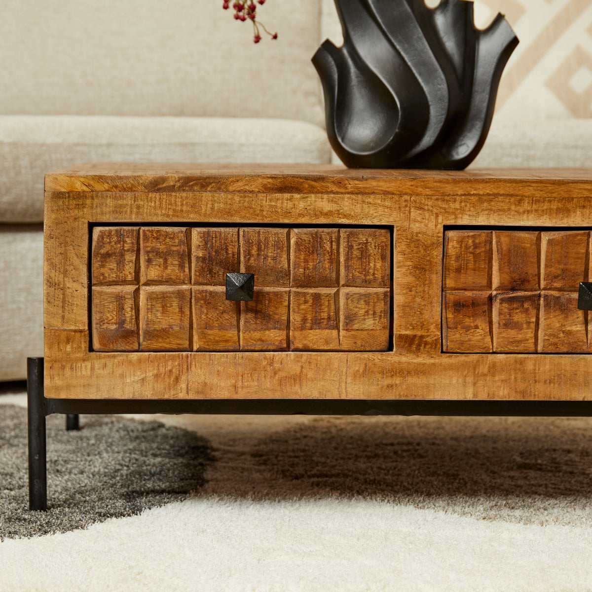 Houten salontafel met ladefronten en zwarte metalen handgrepen