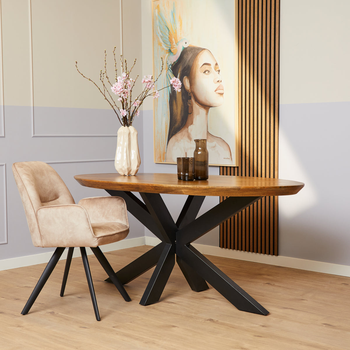 Ovale eetkamertafel Brandy met bruin houten blad en zwarte kruispoot onderstel