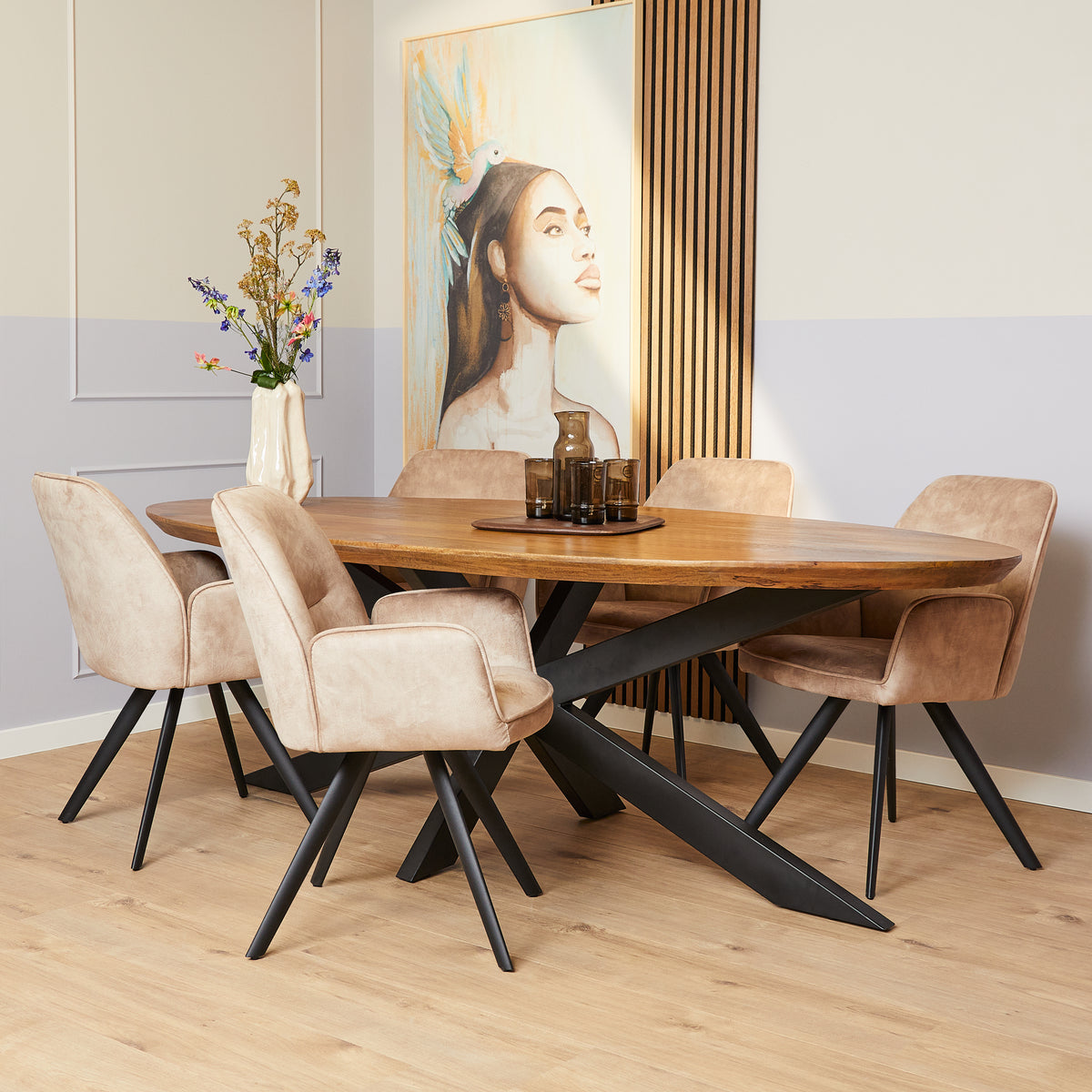 Eettafel Brandy met ovale houten blad en zwart kruis-onderstel, warm bruin