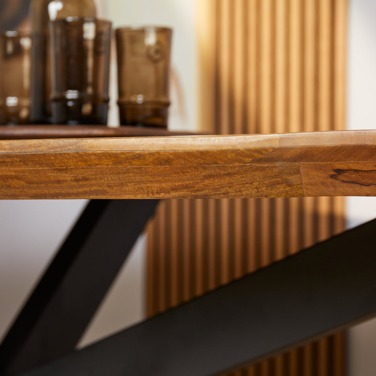 Ovale eettafelrand met houten blad en zwarte metalen pootstructuur