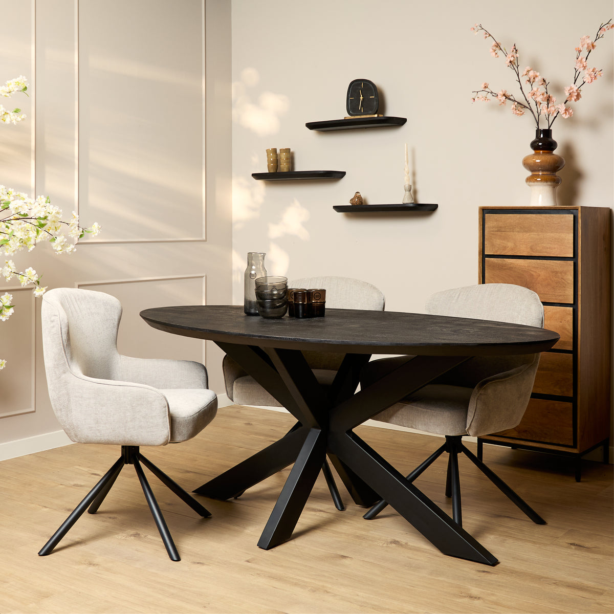 Ovale eettafel met zwart blad en kruispoot onderstel