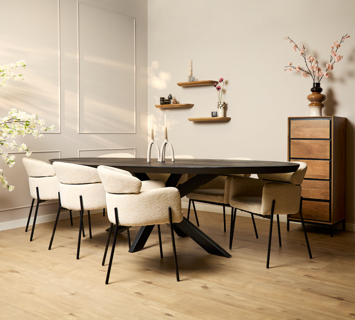 Ovale eettafel met zwart blad en kruisvormig onderstel