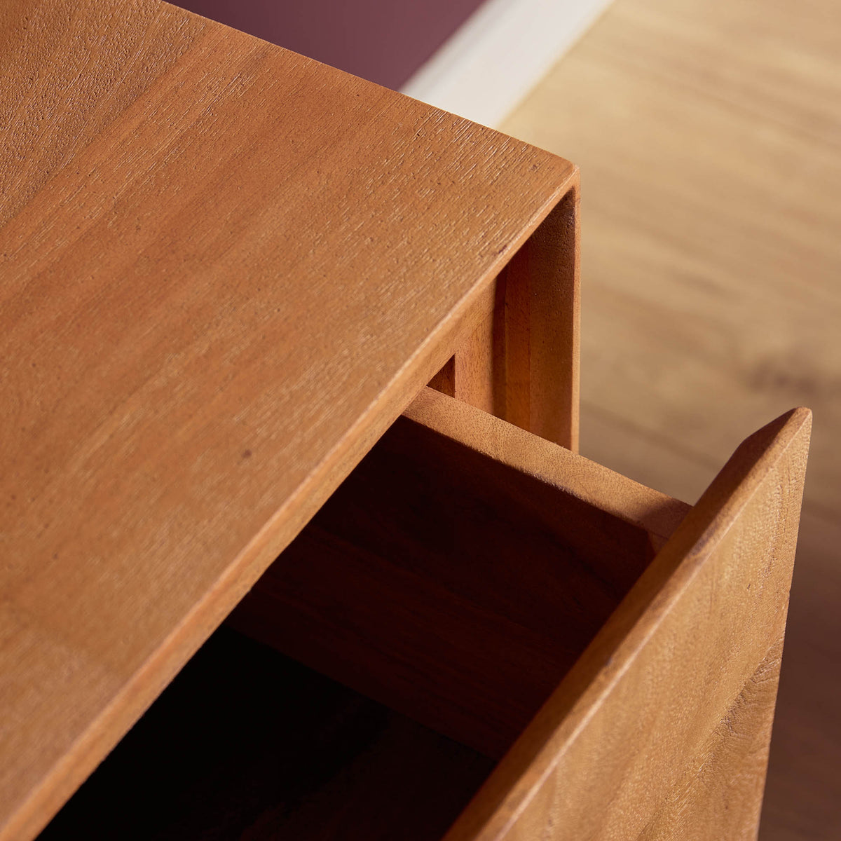 Zwevend tv-meubel open vak met zichtbare binnenzijde, naturel hout, schuin detail