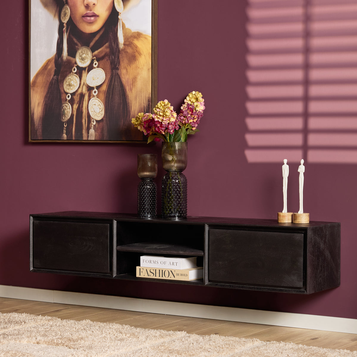 Zwevend tv-meubel met donker houten lades en open middencompartiment.