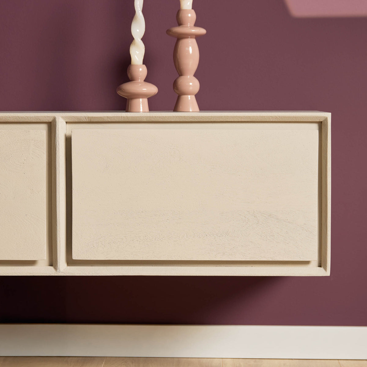 Zwevend tv-meubel front met brede deur en open plank, licht zandkleurig