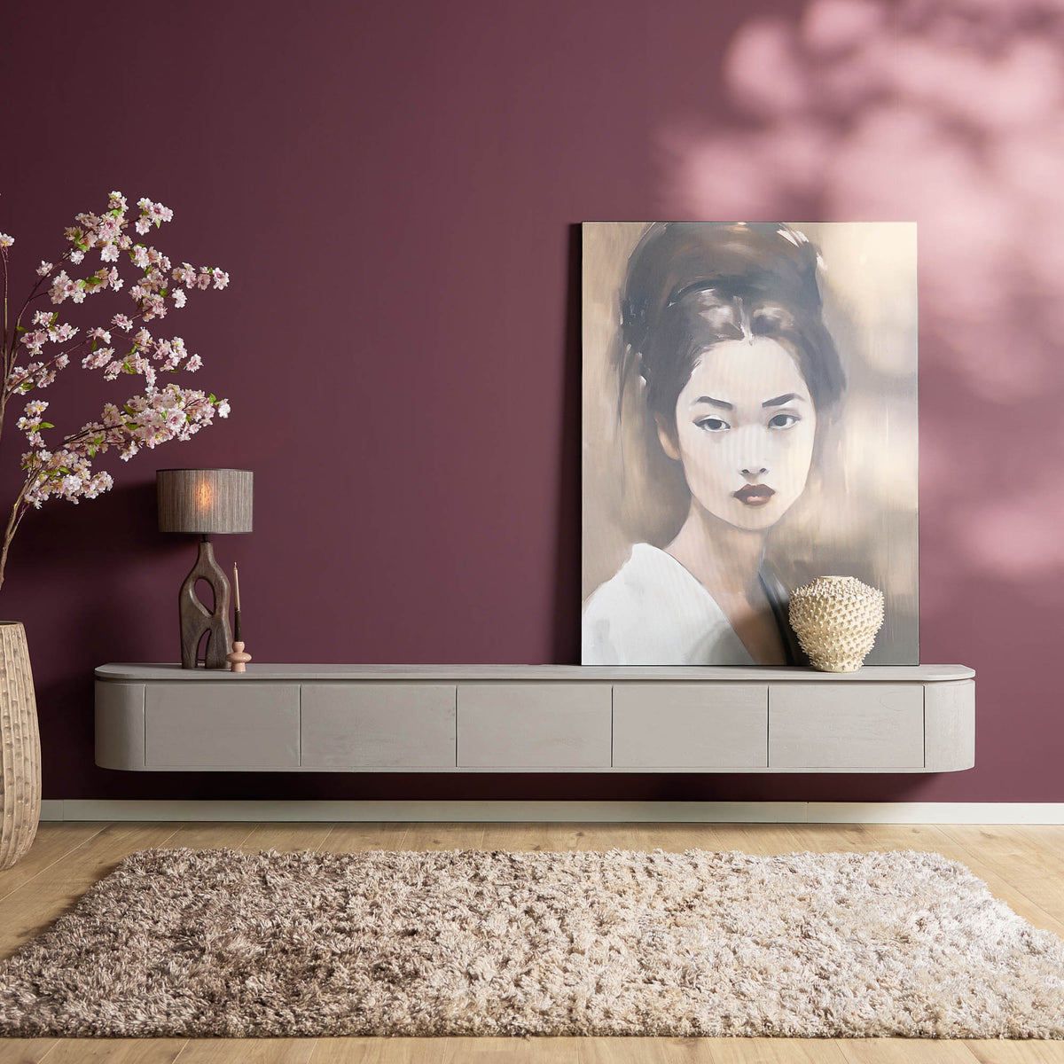 Tv-meubel in taupe met open middenruimte en meerdere lage frontpanelen