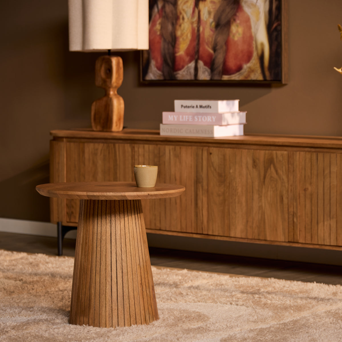 Ronde salontafel van hout, naturel met taps toelopende geribbelde poot