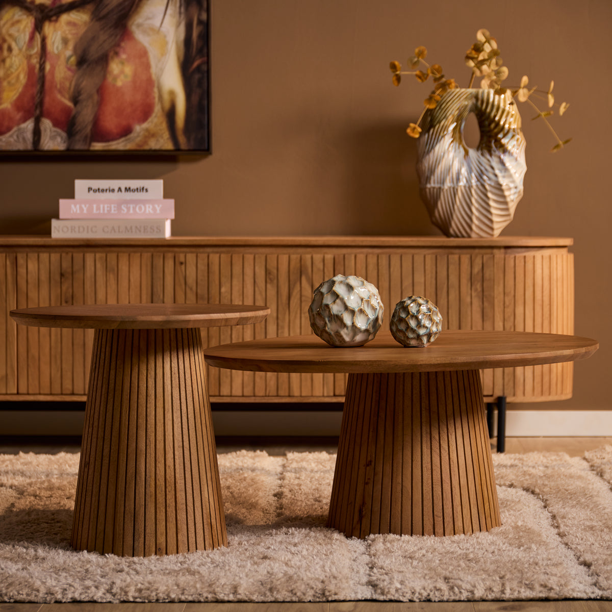 Ronde salontafels van hout, naturel met geribbelde poten en ronde bladen