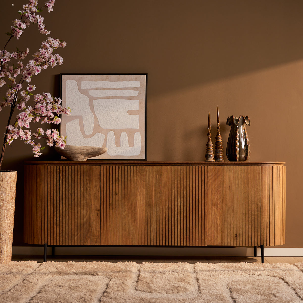 Dressoir met verticale houtlatten, naturel hout, rond blad en lage pootjes