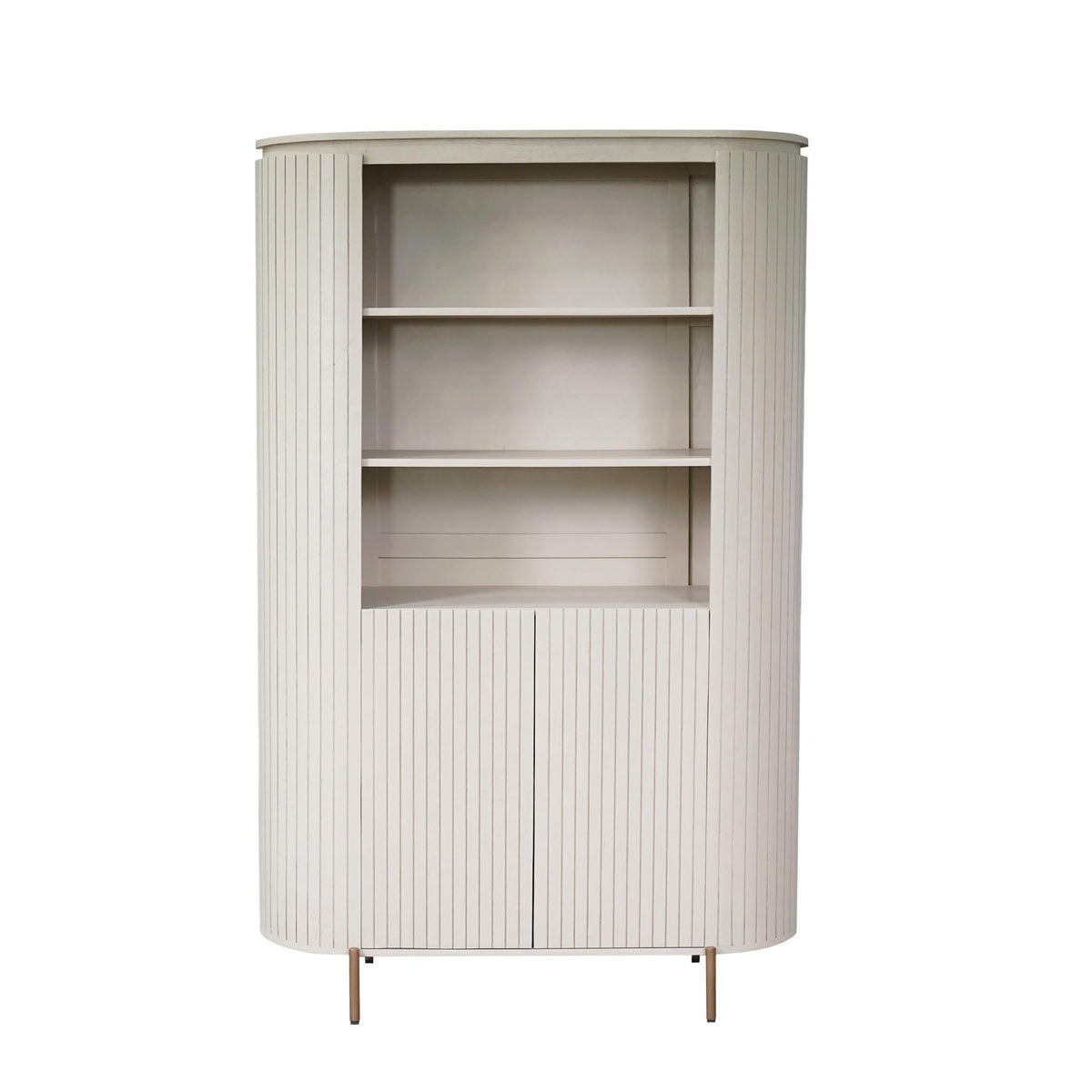 Wandkast met open vakken en dubbele deuren, zandkleurig mangohout, verticale ribbels.