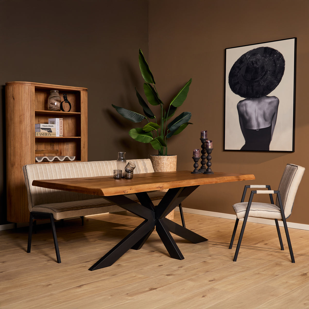 Boomstamtafel met houtkleurig tafelblad en zwart kruisvormig onderstel