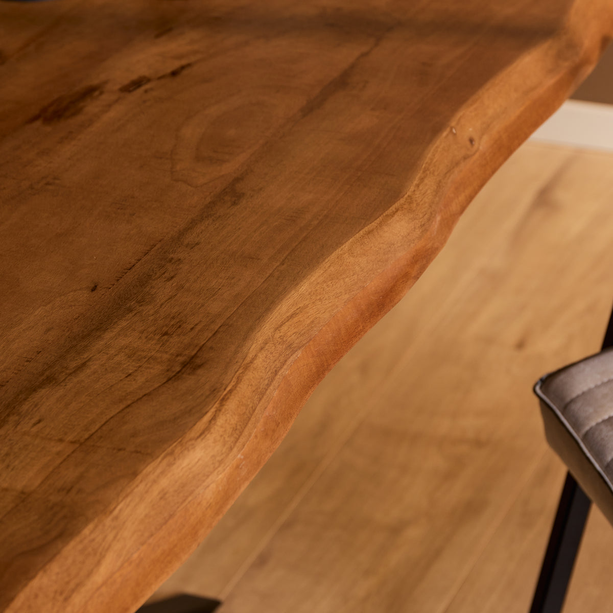 Houten tafelblad met duidelijke nerf en warme houttint