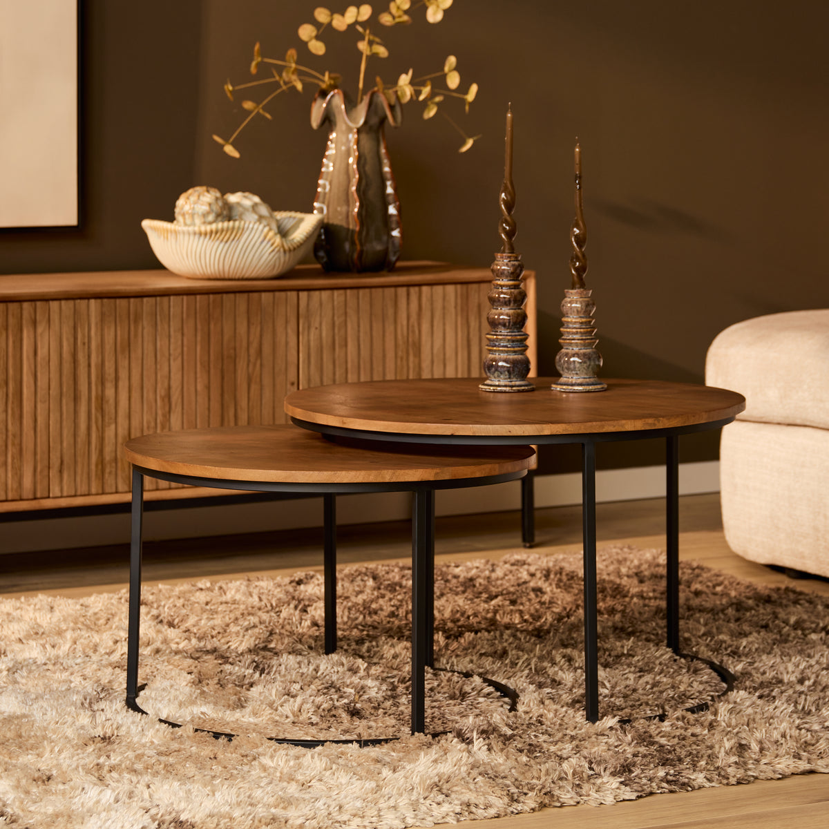 Set van 2 ronde salontafels met naturel houten blad en zwart metalen frame