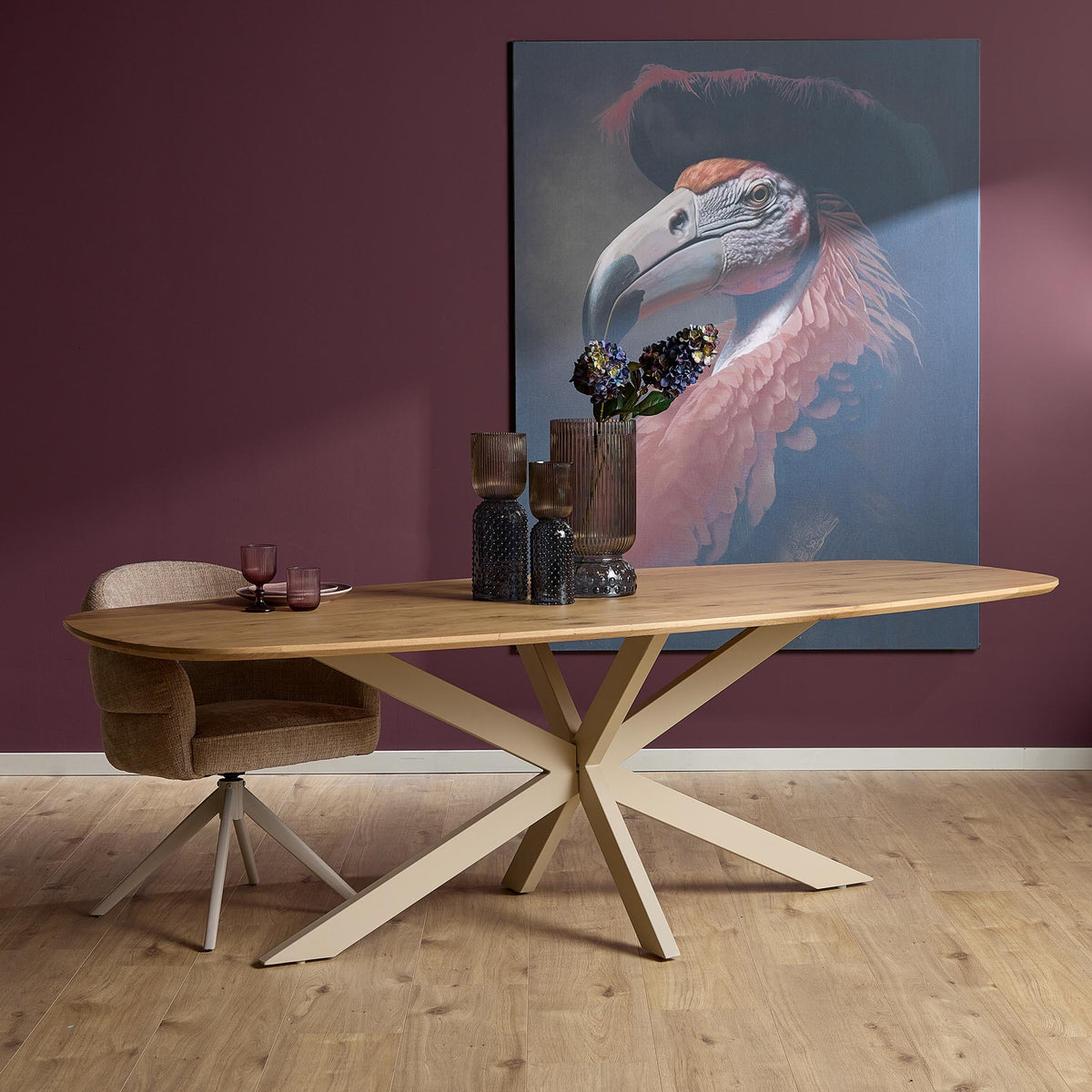 Eiken ovale eettafel met zandkleurige kruisframe poten