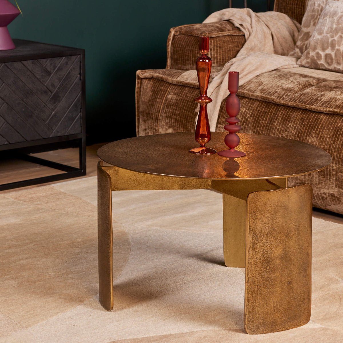 Ronde salontafel met rond metalen blad en goudbruine poten