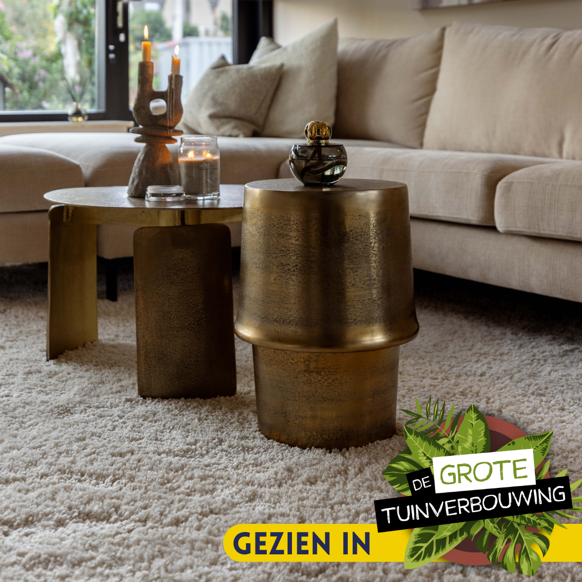 Ronde salontafel met meerdere ronde goudbruine bladen en cilindrische poot
