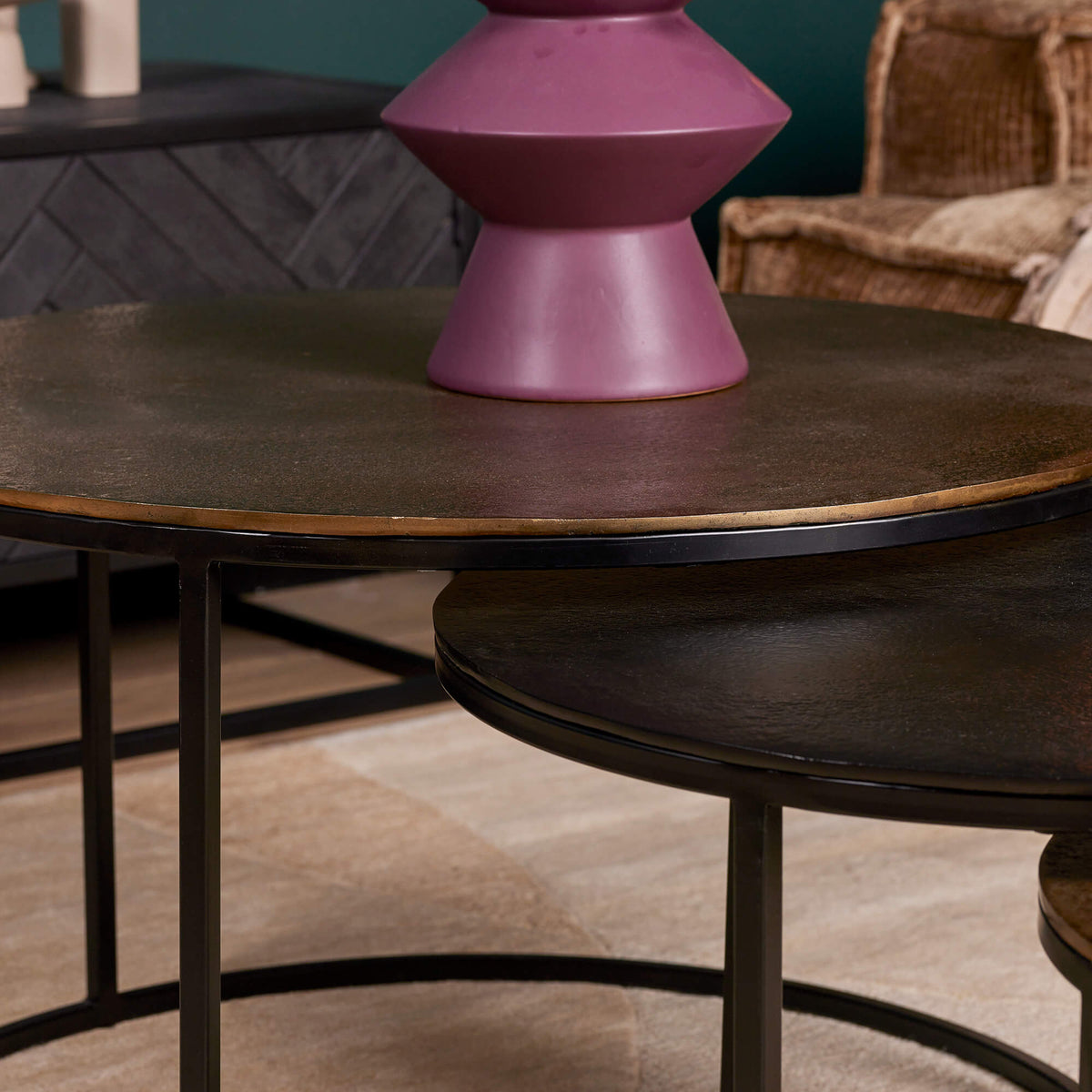 Ronde salontafel met donker bruin blad, zwart metalen poten en frame
