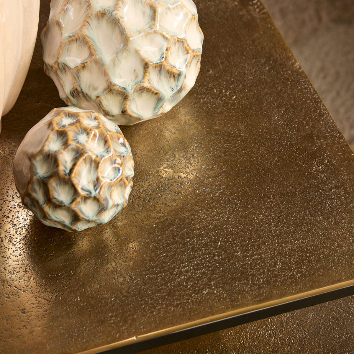 Goudbruine ronde salontafelbladen met metalen frame en ruwe structuurafwerking