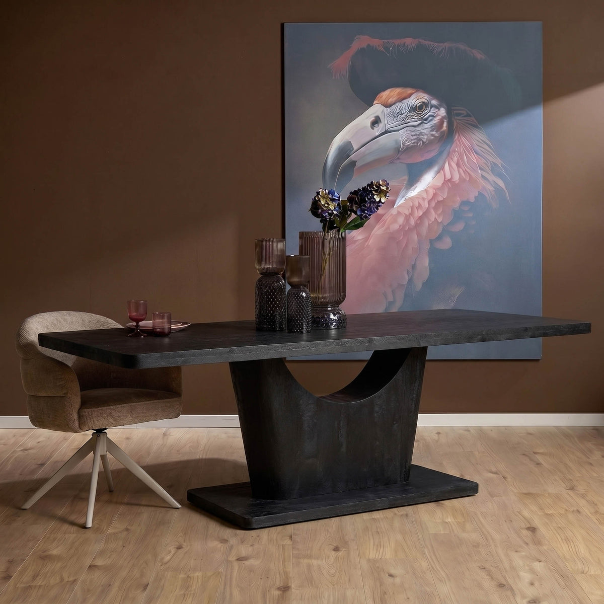 Zwarte eettafel met rechthoekig blad en centrale poot met halfronde uitsparing