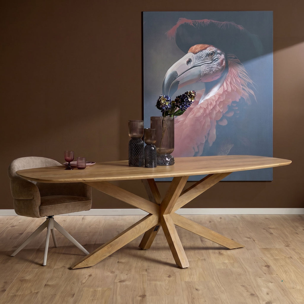 Ovale eettafel met houten blad en vierpoot-onderstel met kruisspijlen, licht hout