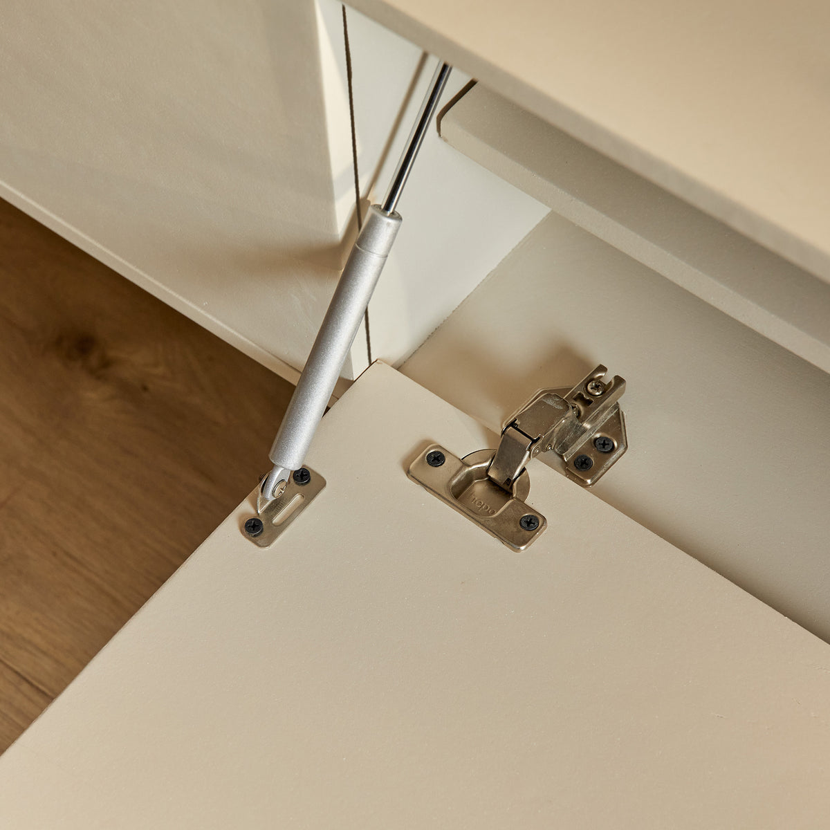 Tv-meubel met binnenkant: zilverkleurige scharnieren en metalen sluitplaatjes