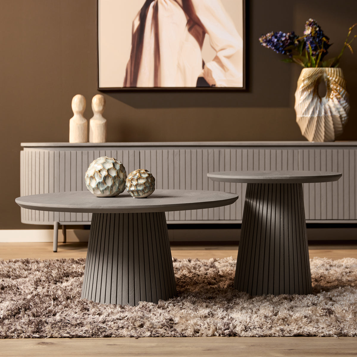 Ronde salontafel met grijs blad en geribbelde poten, taupe
