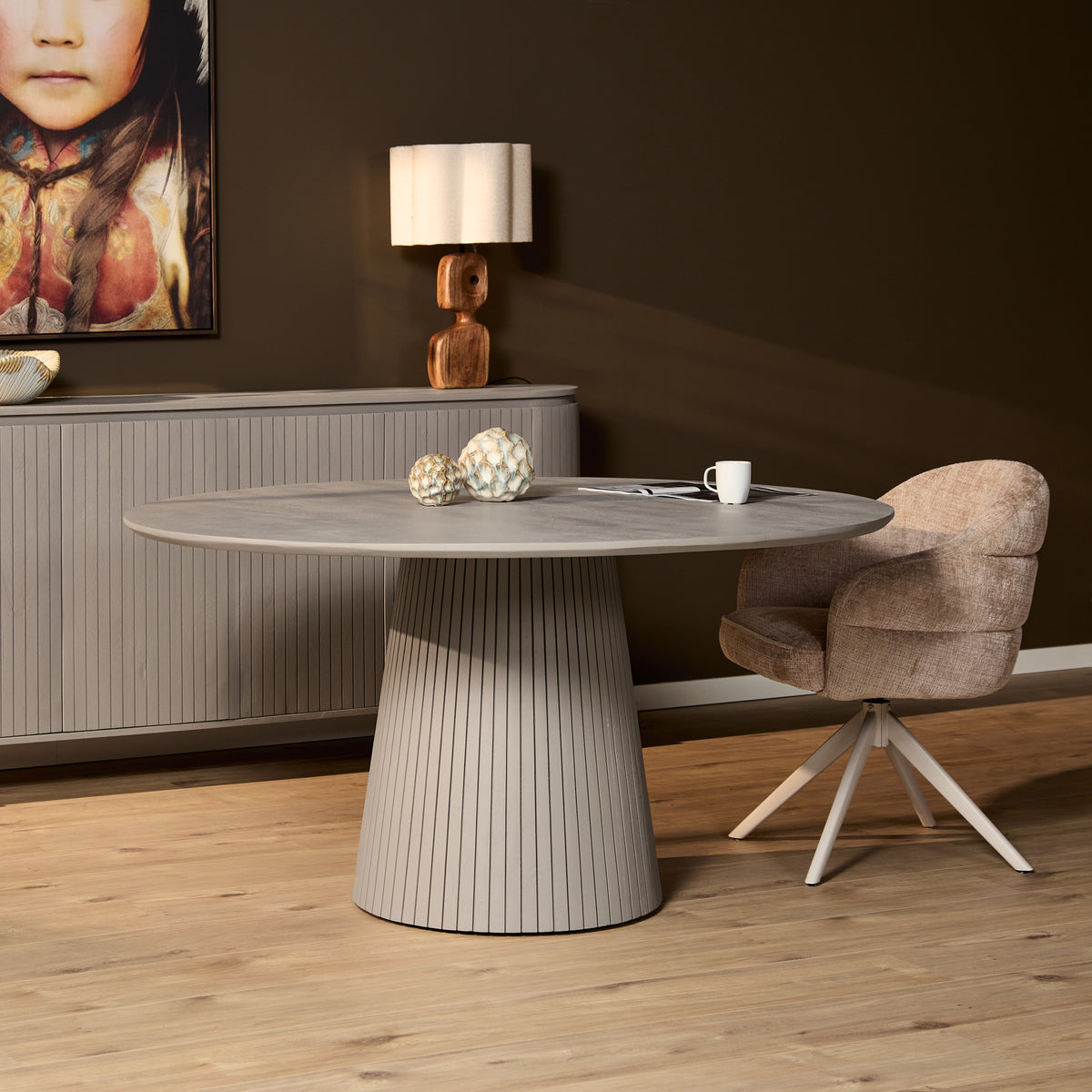 Ronde eettafel met taupekleurig blad en geribbelde centrale poot