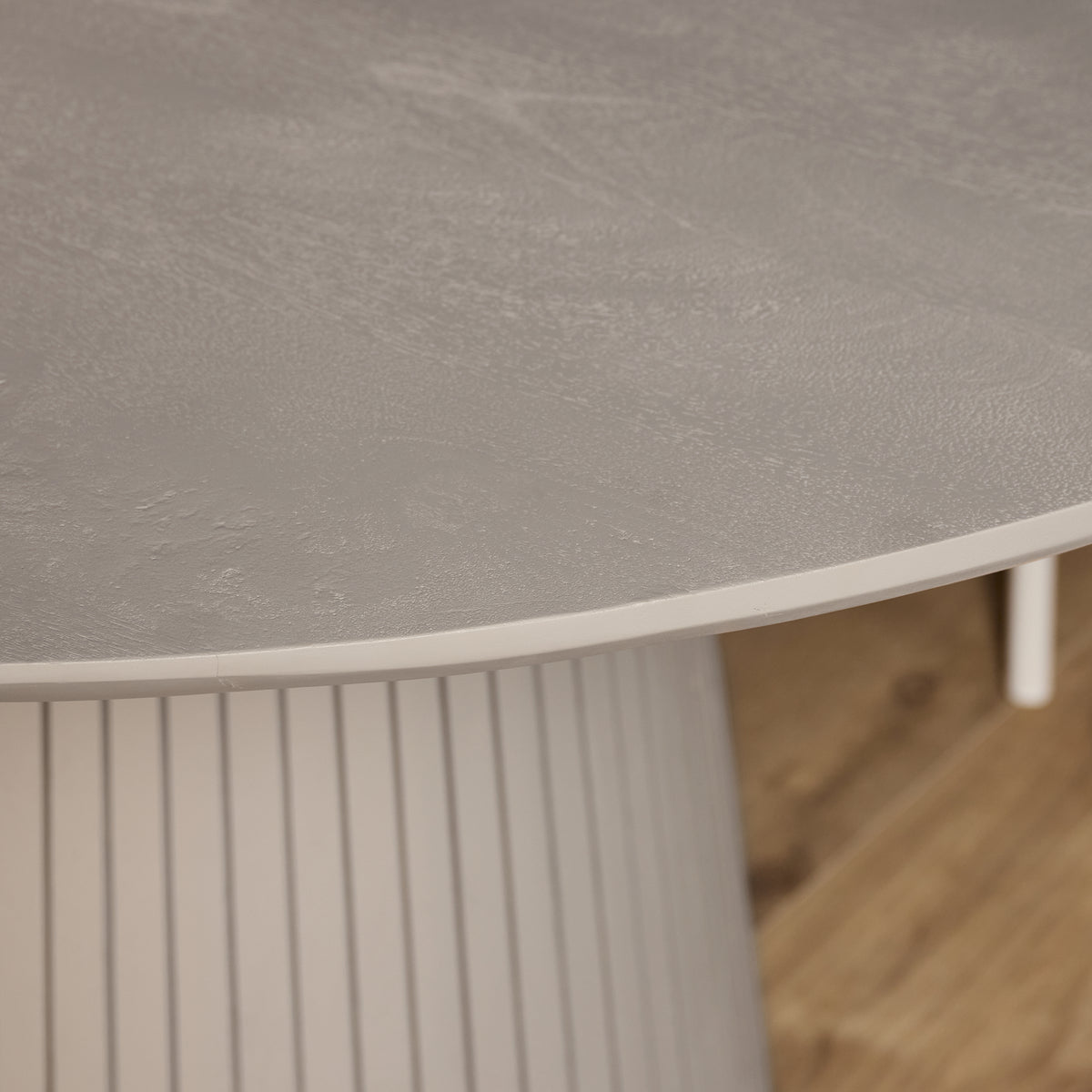 Ronde eettafel met taupekleurige poot met verticale ribben en witte rand