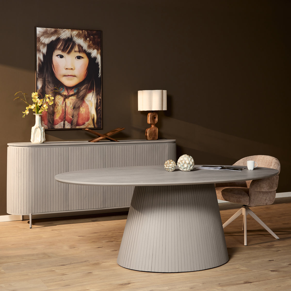 Taupe ovale eettafel met geribbelde centrale poot en glad blad