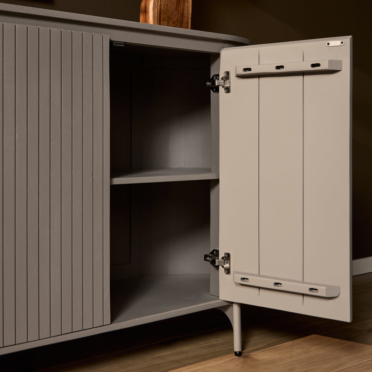 Dressoir opengeklapt: zicht op binnenvakken en schappen, grijs-taupe.