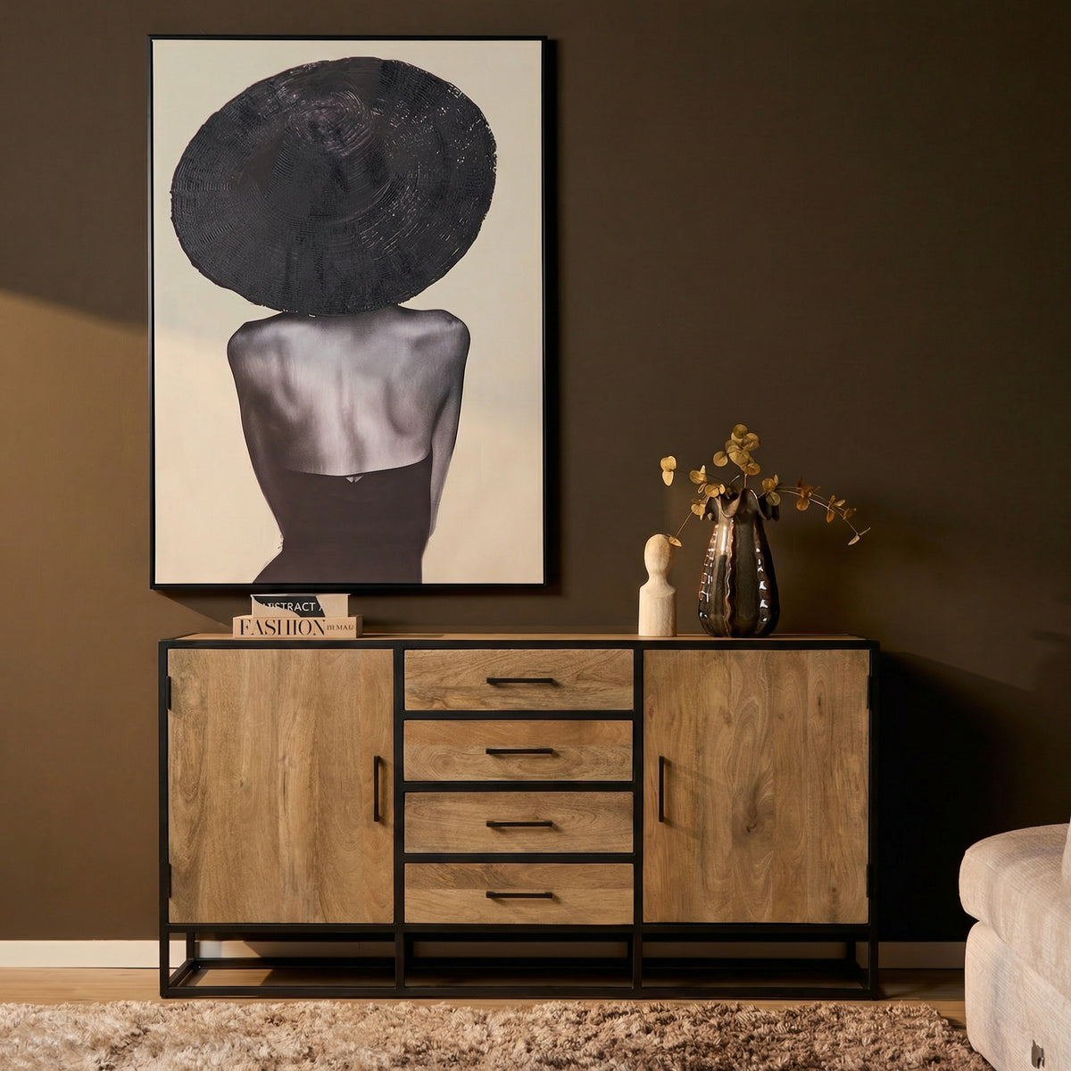 Dressoir Dakota van licht eiken met zwart metalen onderstel en 4 laden, 2 deuren.