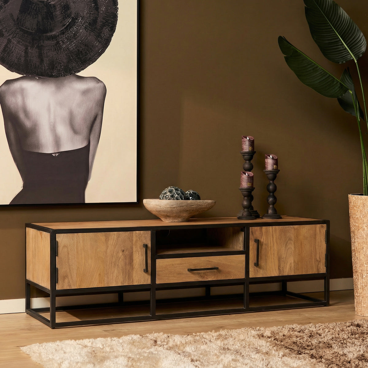 TV-meubel Dakota 180 cm met zwart metalen frame en houten deuren en lade.