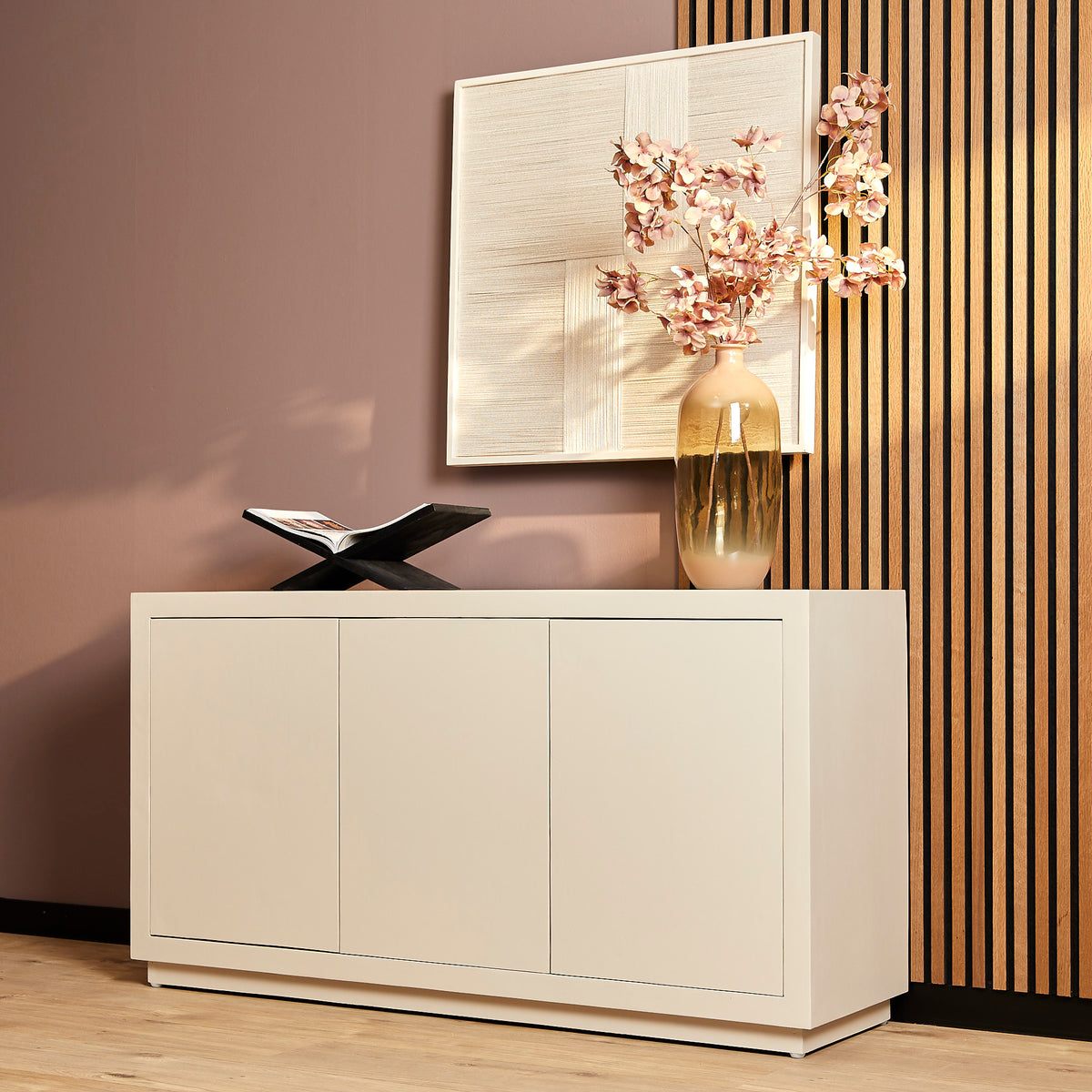 Dressoir met 3 deuren, gladde fronten en strakke grepen, lichtgekleurde kast.