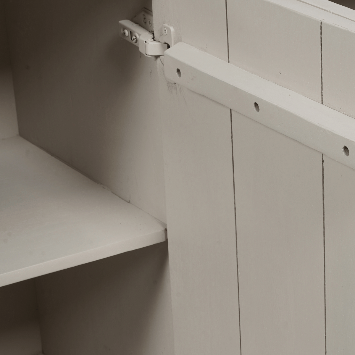 Dressoir-detail: scharnier en bevestiging bovenaan aan de binnenzijde van de deur.