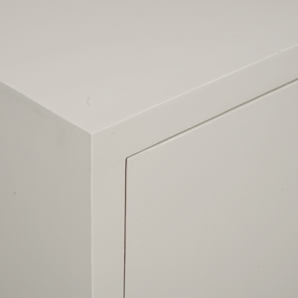 Witte dressoirkast, bovenrand en zijpaneel