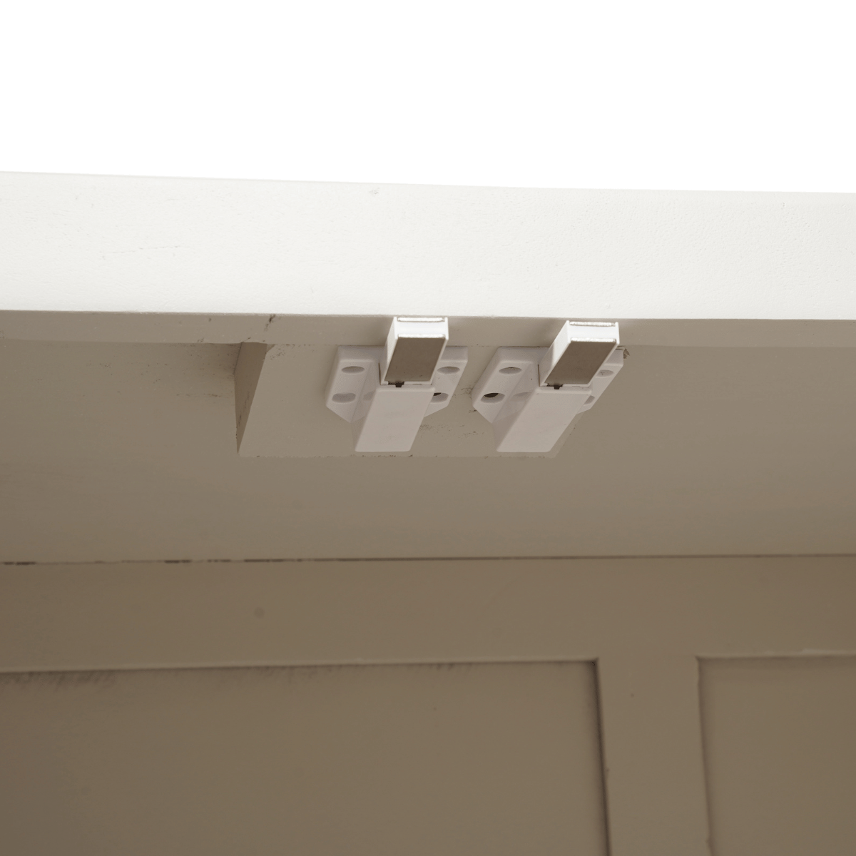 Wit dressoir, scharnierbevestiging en bovenste binnenpaneel