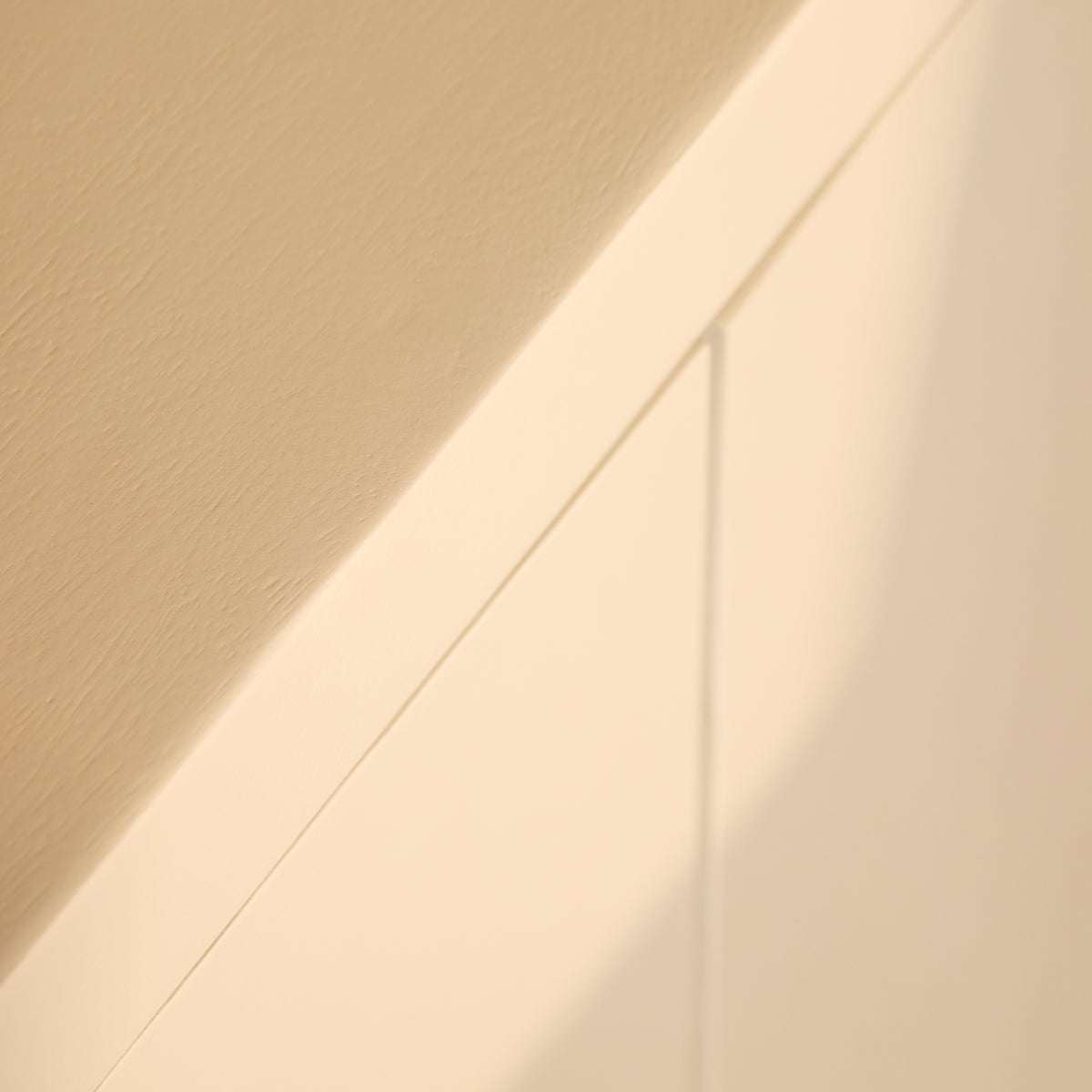Lichtkleurig dressoir, close-up van bovenblad en smalle naad in de zijkant
