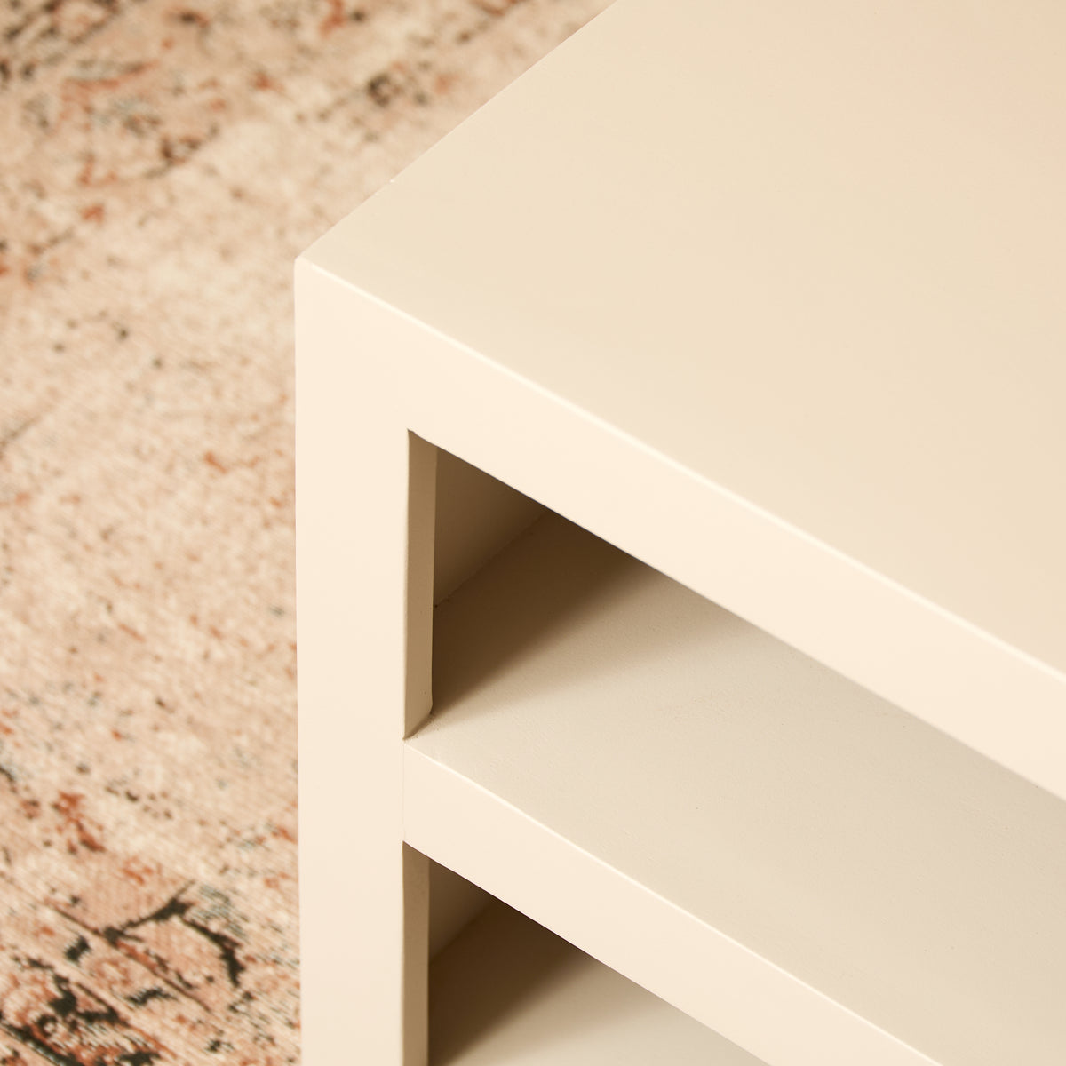 Salontafel zandkleur, close-up van open vakken met twee legplanken.