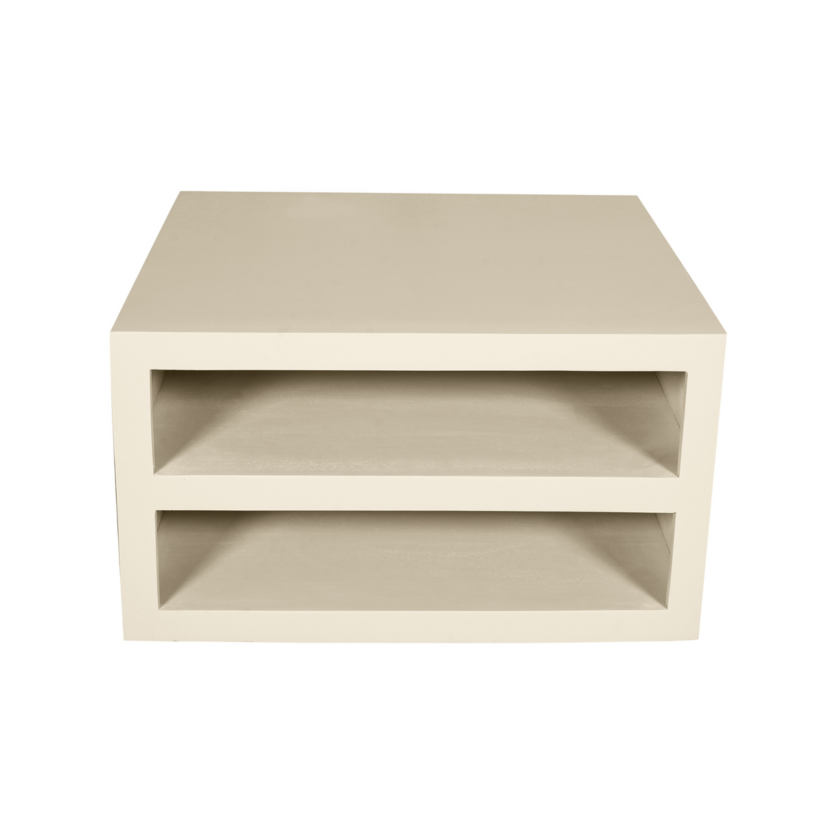 Salontafel zandkleur met twee open legplanken en vlak rechthoekig blad, recht van voren.