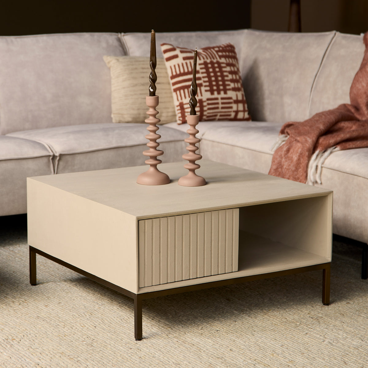 Vierkante salontafel zandkleur met opbergvak en lade met verticale ribbels voorop.