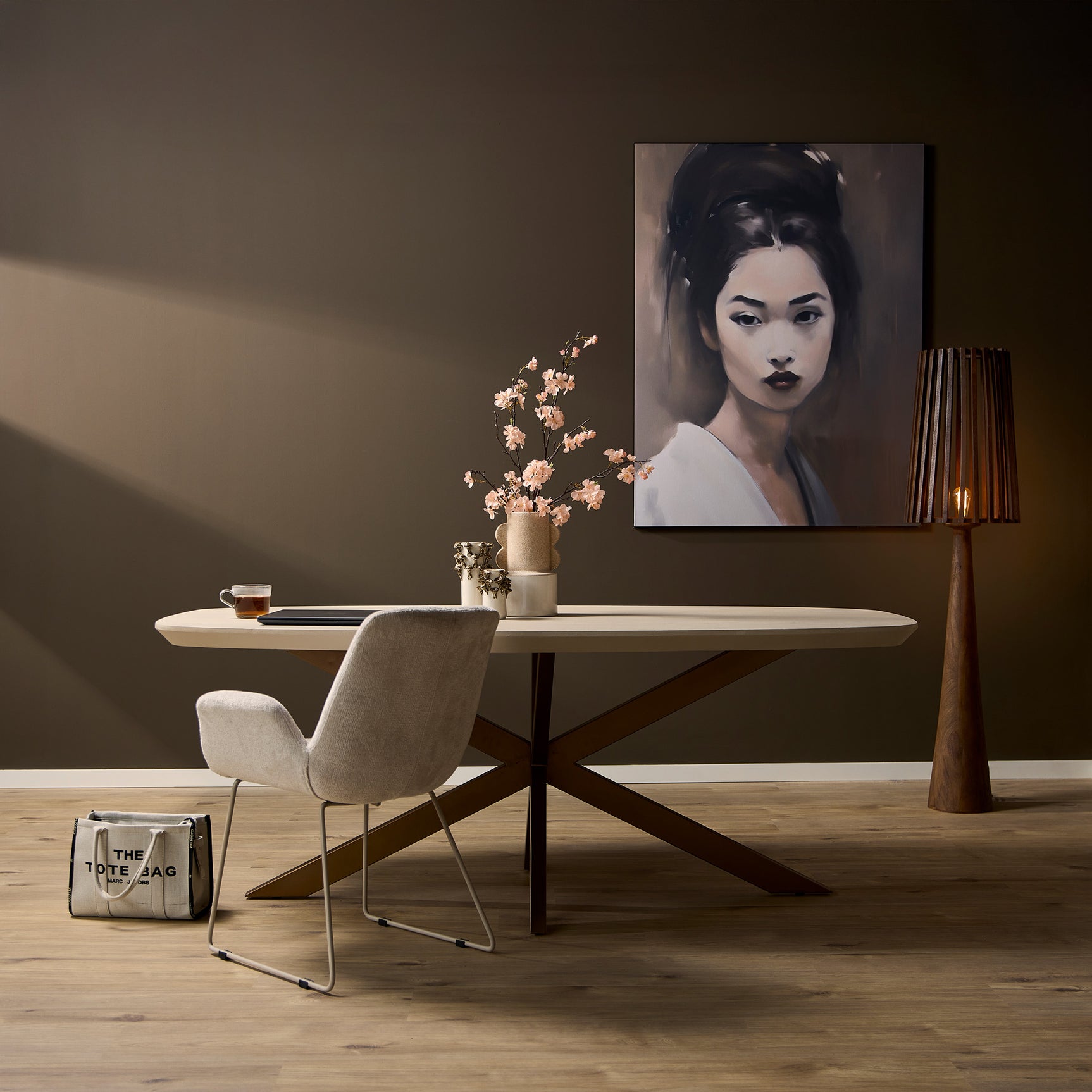 Eettafel met zandkleurig ovale blad en houten X-poten