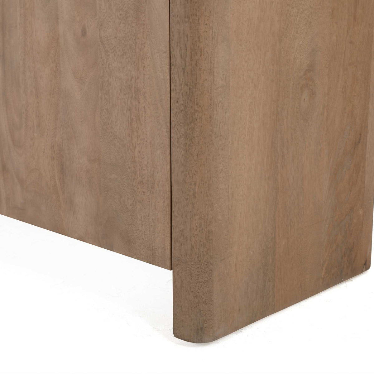 Vakkenkast van naturel mangohout met lage plint en hoekdetails.