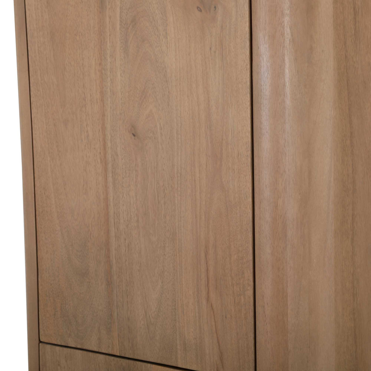 Detail van twee paneeldeuren in naturel mangohout met verticale naad