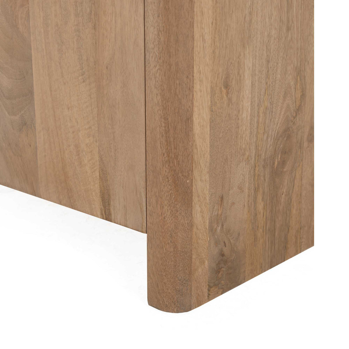 Zijaanzicht van mangohouten dressoir met verticale panelen en vaste poot