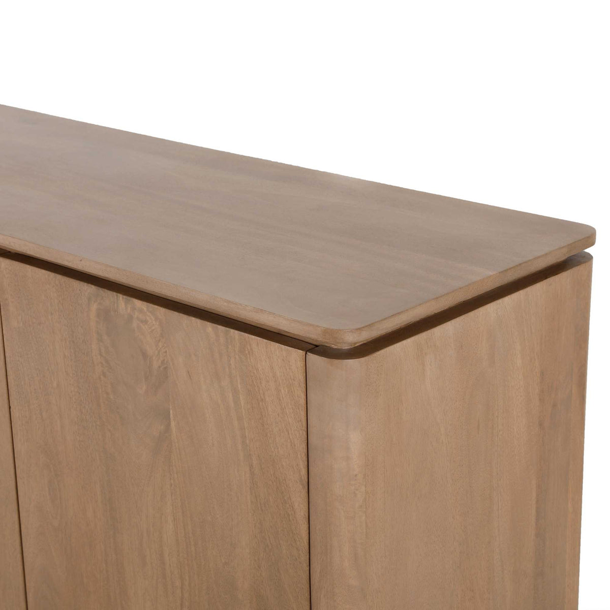 Detail van grijze steentop en afgeronde hoek op naturel mangohouten dressoir