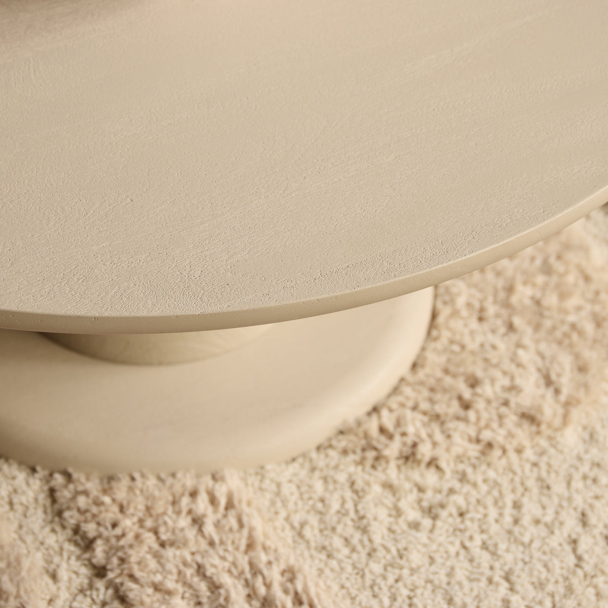 Ronde salontafel: lichtkleurige rand en centrale poot
