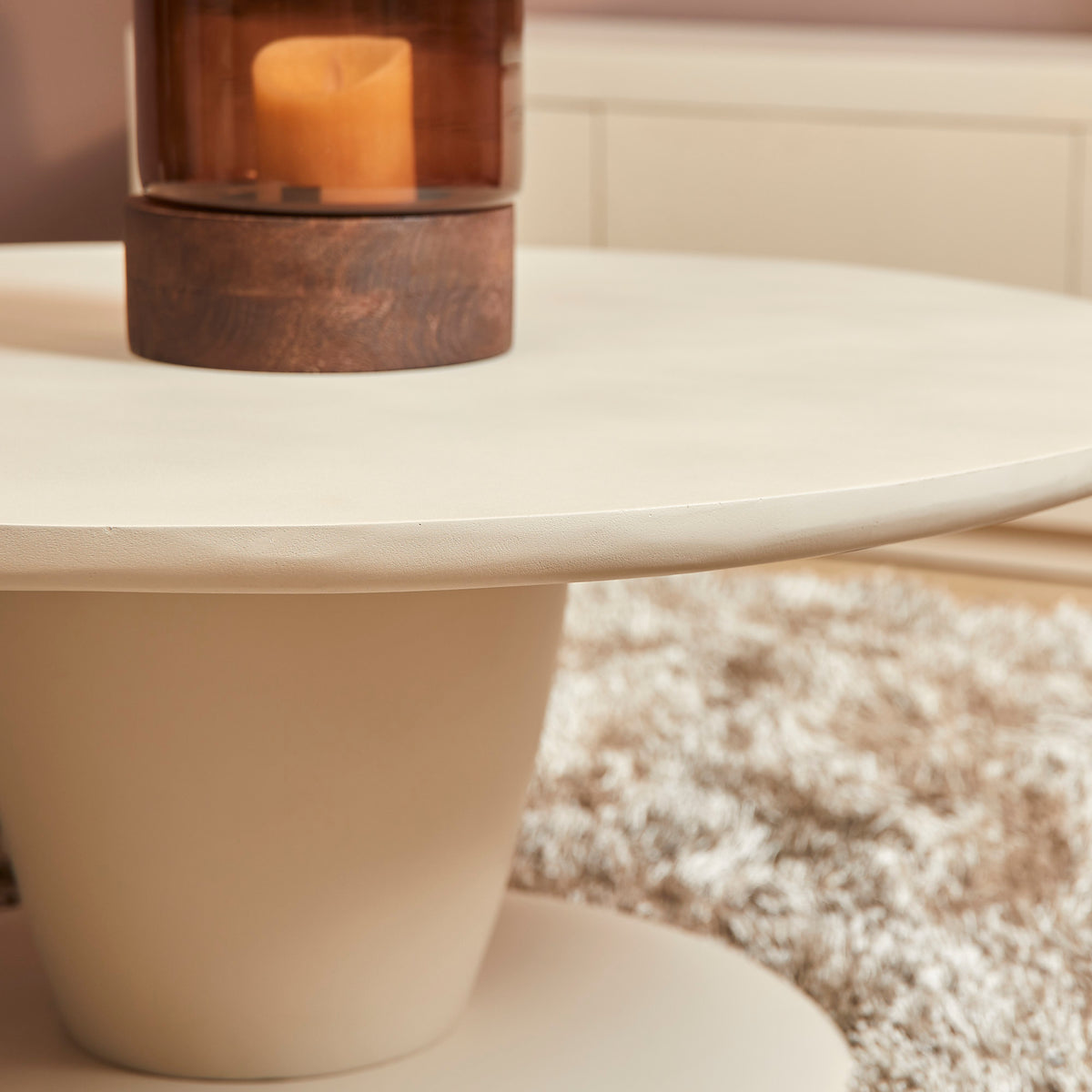 Ronde salontafel met lichtkleurig blad en cilindrische poot