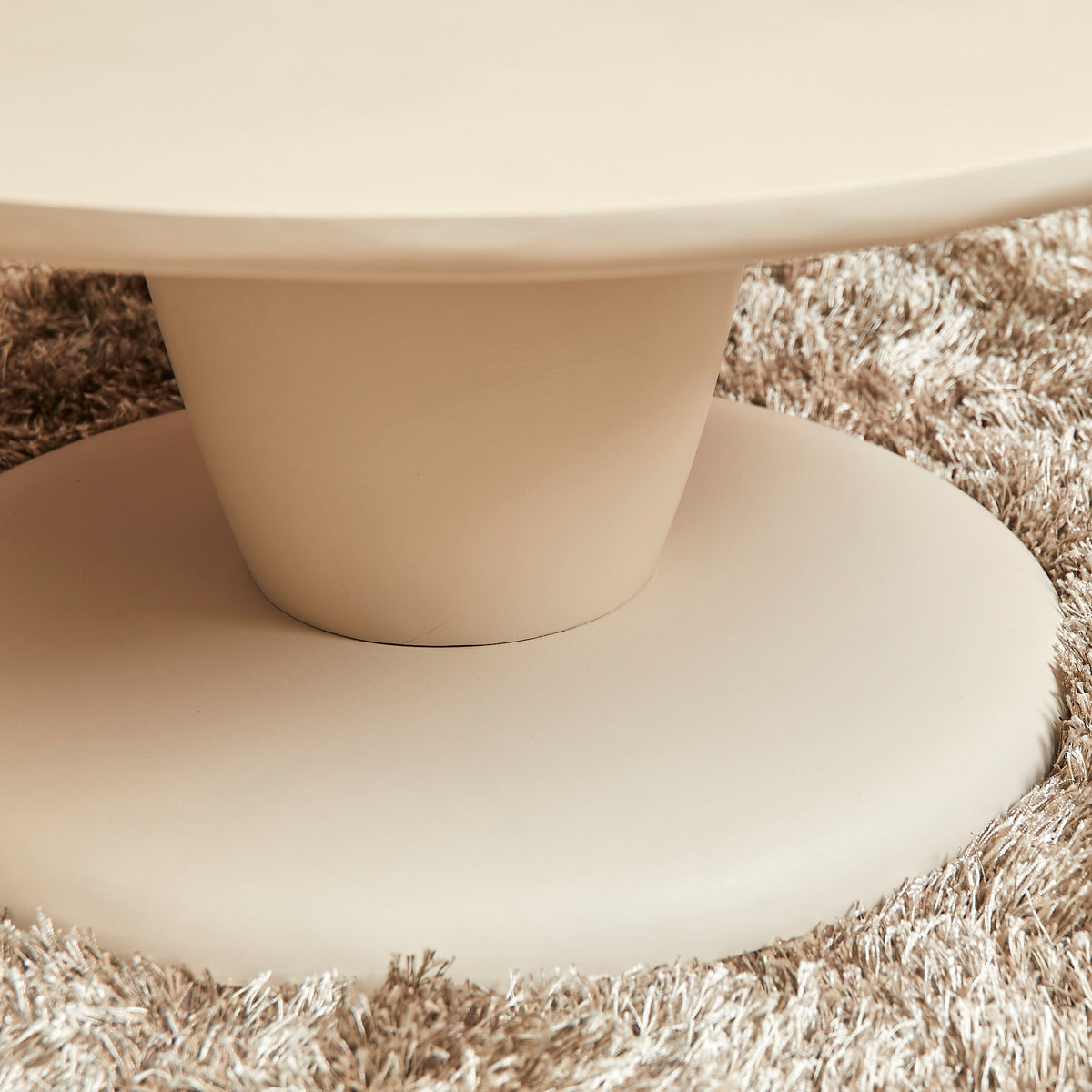 Ronde salontafel met lichtkleurige voet en centraal onderstel